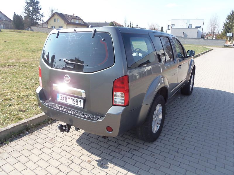 Nissan Pathfinder (2006) 2.5 DCi 4x4 manuál redukce  - fotka 5 z 23