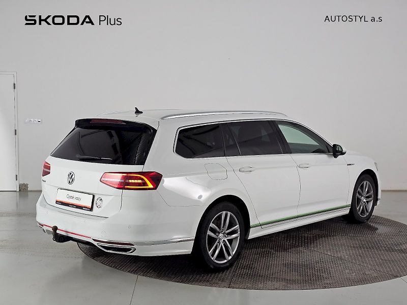 Volkswagen Passat (2018) 2.0TDI 140kW DSG R-line DSG 4x - fotka 2 z 35