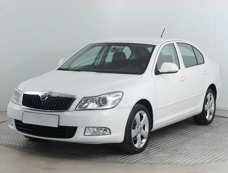 Škoda Octavia (2011) Ambiente 1.6 TDI, Tempomat - fotka 2 z 15