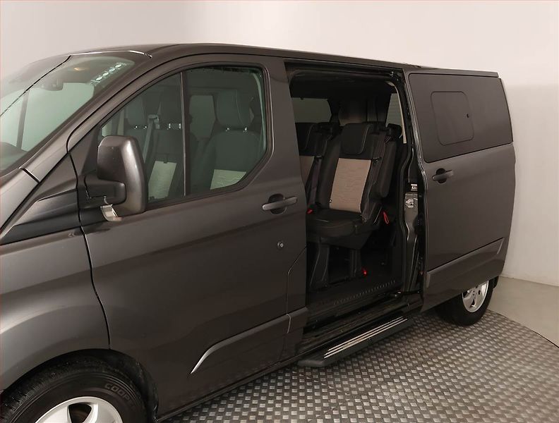 Ford Tourneo Custom (2017) Titanium 2.0 EcoBlue, 1Maj - fotka 17 z 25