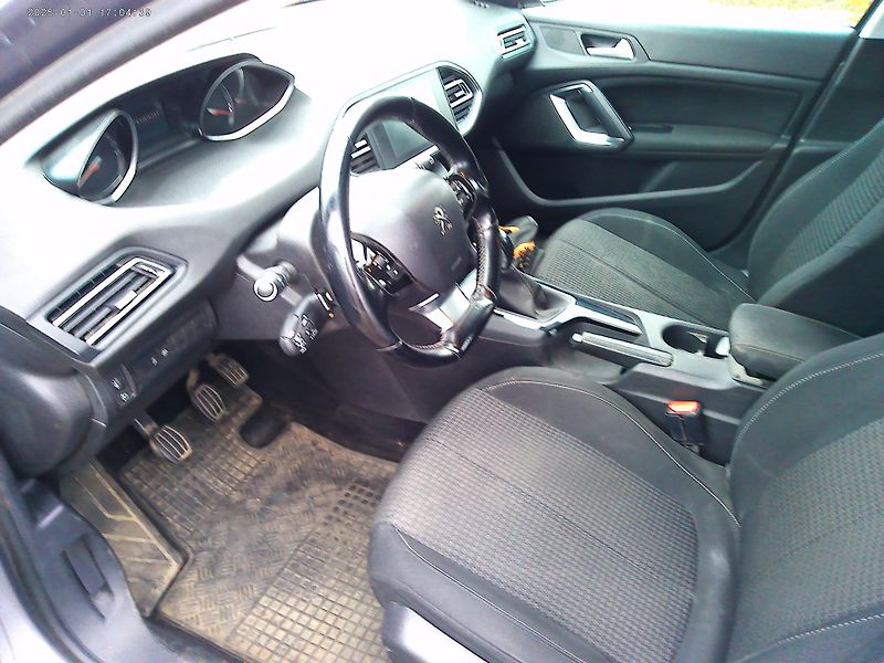 Peugeot 308 1.6 HDi, 73 kW, klima, 2x kola - fotka 9 z 32