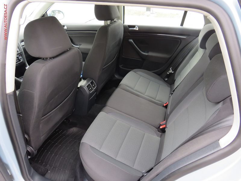 Volkswagen Golf (2011) 1.6 TDi, Panor, výhřev sed - fotka 11 z 19