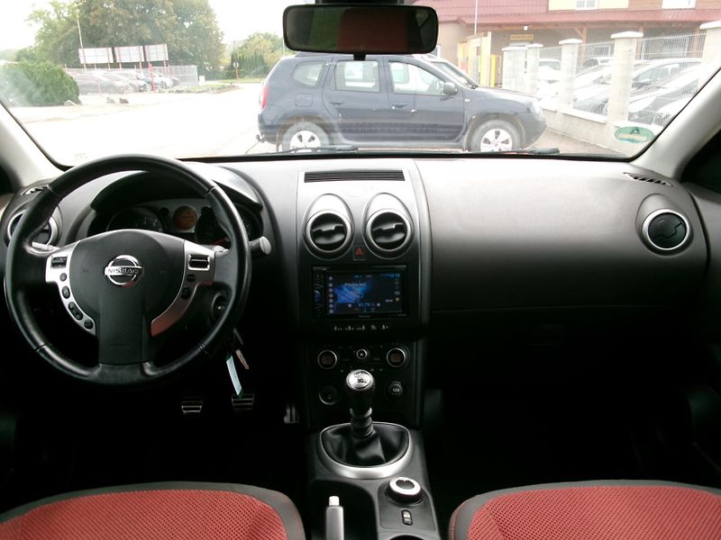 Nissan Qashqai (2007) 2,0i 4WD ALU AC TAŽNÉ BT TEMP - fotka 15 z 29