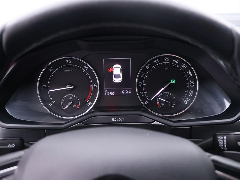 Škoda Superb 2,0 TDI 140kW DSG Style Plus - fotka 20 z 39