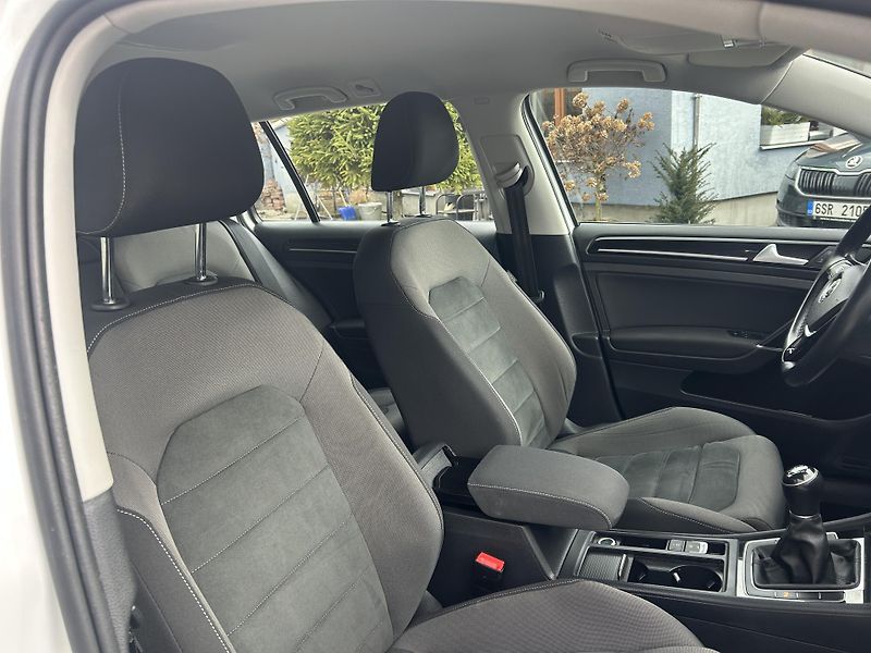 Volkswagen Golf Variant 2,0TDi Highline NAVI LEDMATRIX - fotka 36 z 69