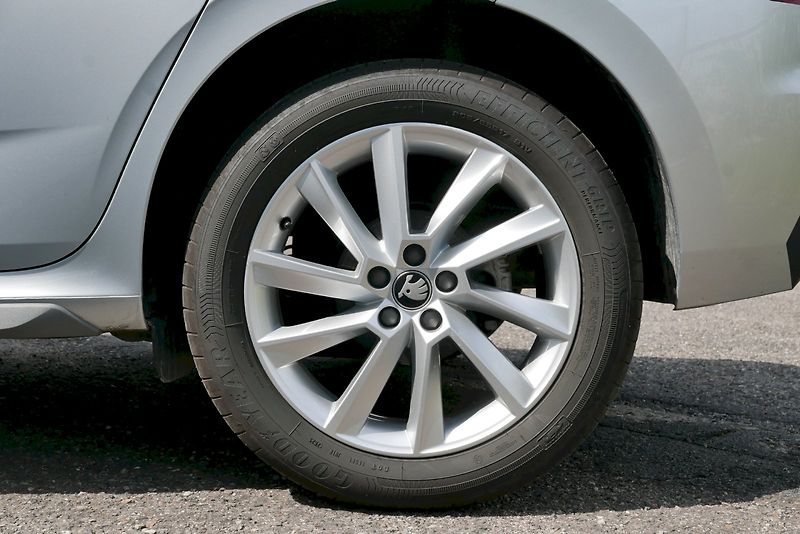 Škoda Kamiq (2025) 1.0 TSI 85 kW DSG 7° TOP Selec - fotka 24 z 27