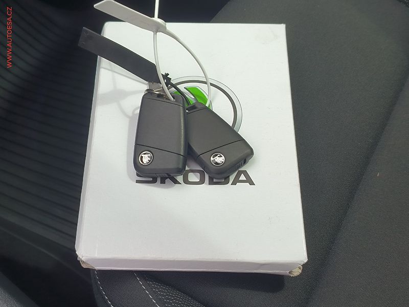 Škoda Karoq (2023) 1.5TSi, ČR, LED, autoAC - fotka 22 z 22