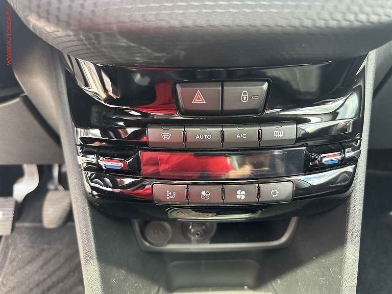 Peugeot 2008 (2015) 1.2PT, Panor,navi - fotka 14 z 17