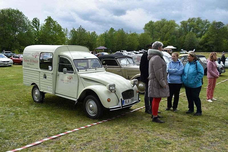 Ve Varnsdorfu se potkali majitelé několika desítek automobilových veteránů.