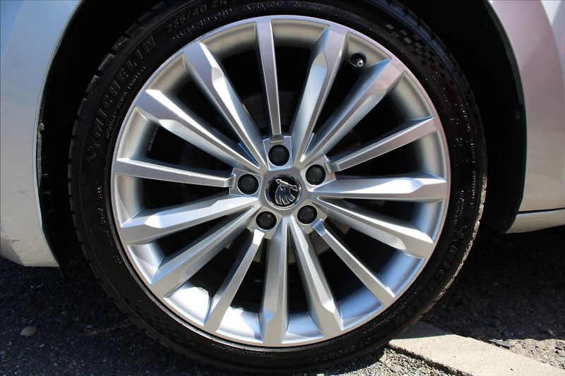 Škoda Superb 2,0 TDI  1.MAJ,A/T,4x4,STYLE - fotka 44 z 47