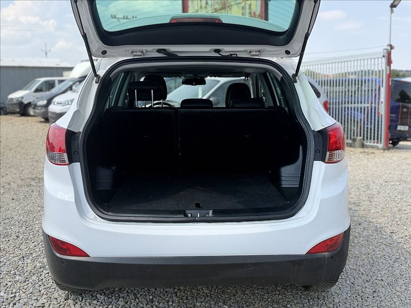 Hyundai ix35 2,0 135kW A/T NAVI PANO 4X4 - fotka 27 z 32