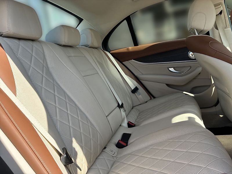 Mercedes-Benz Třídy E 400 4MATIC Avantgarde Designo - fotka 18 z 18