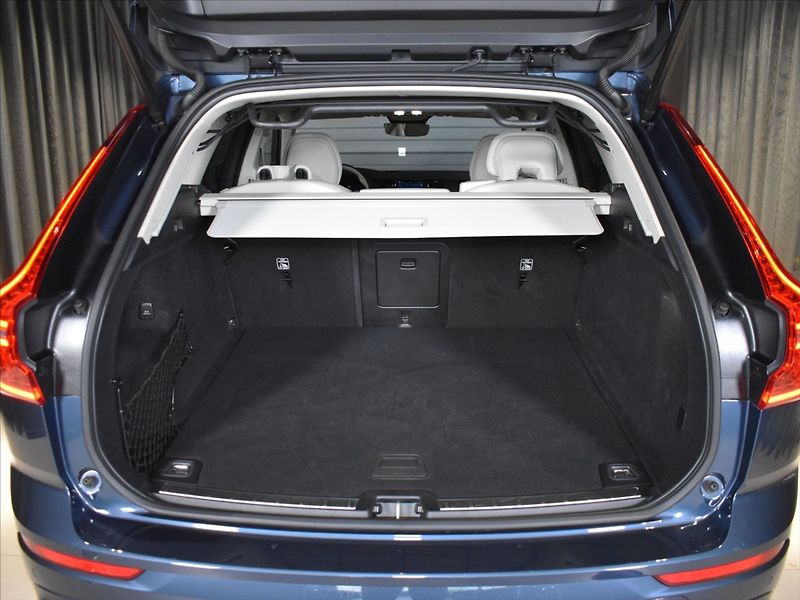 Volvo XC60 2,0 B4 AWD Plus dark Bezklíč - fotka 10 z 23