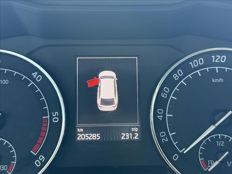 Škoda Superb 2,0   TDI 110kW,SERVISKA,ČR - fotka 12 z 29