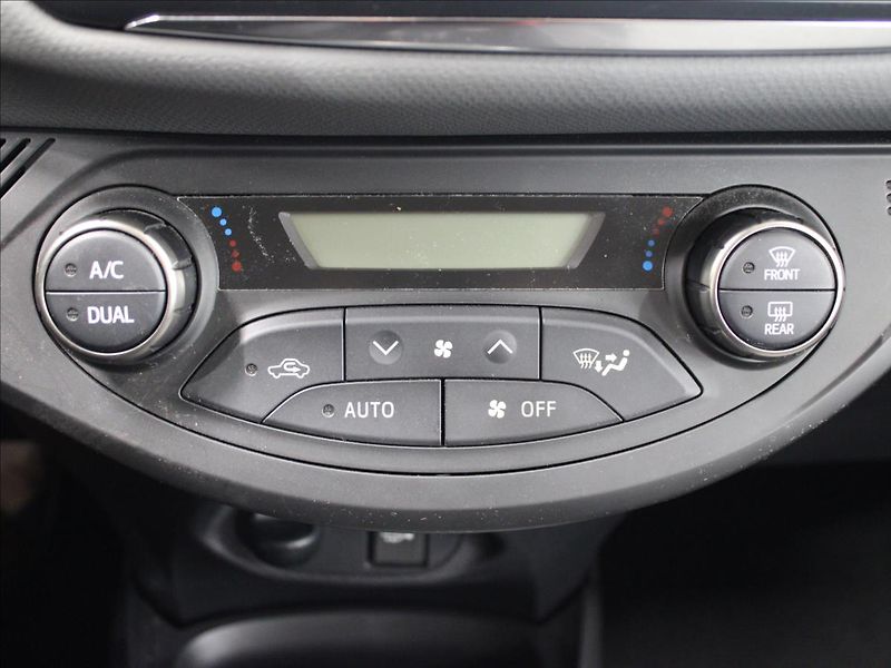 Toyota Yaris 1,5 i Hybrid Comfort At. - fotka 25 z 31