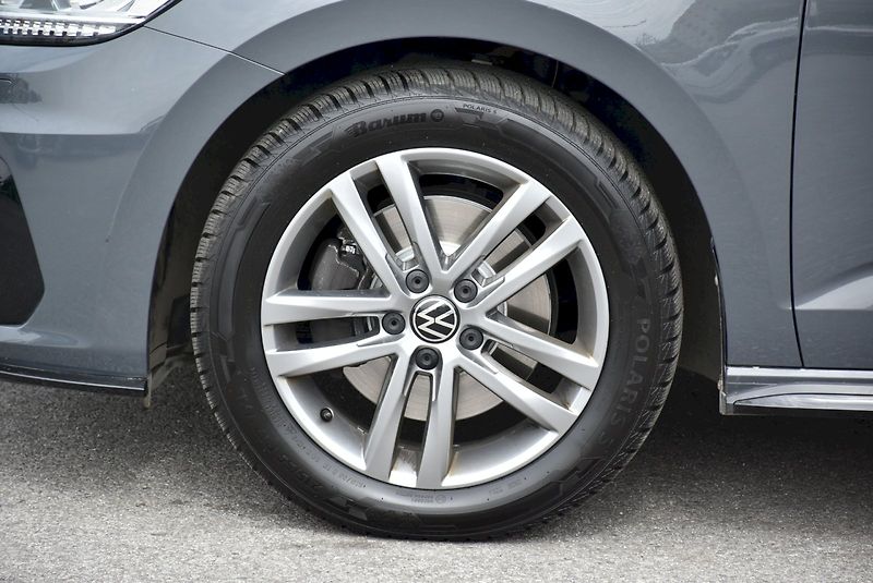Volkswagen Touran (2021) R-Line 2,0 TDI 110kW 7DSG - fotka 33 z 35