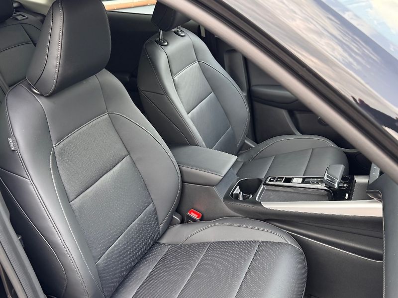 MG ZS (2026) 1,5l Hybrid + (197k) Exclusive - fotka 16 z 37