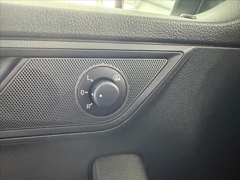 Škoda Fabia 1,2   TSI 66kW,SERVISKA,2. MAJ - fotka 11 z 21