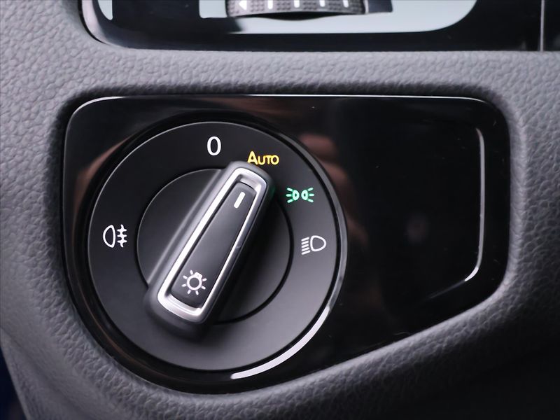 Volkswagen Golf R 2,0 TSI 228kW 4M DSG Virtual - fotka 18 z 40