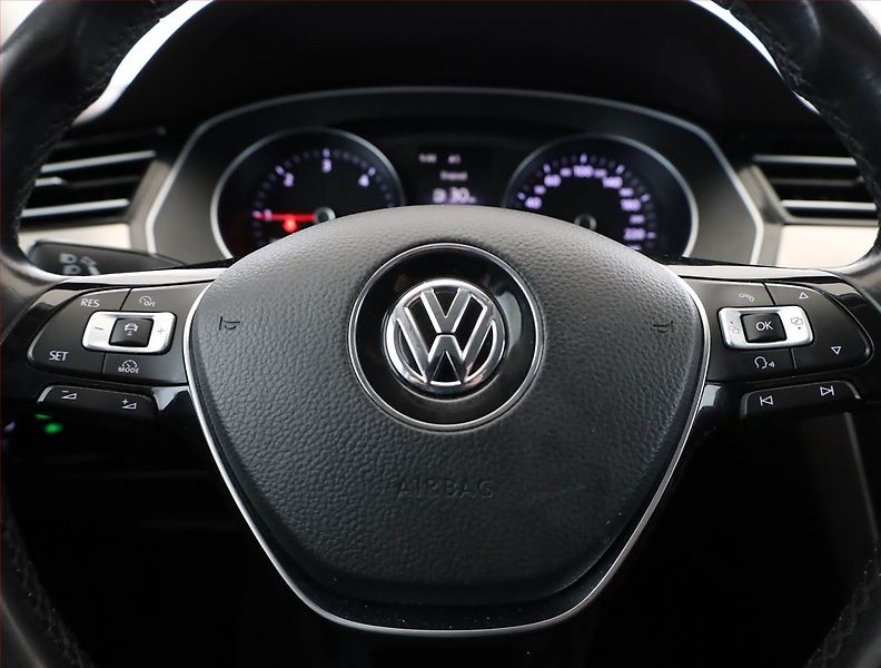 Volkswagen Passat (2016) 2.0 TDI, Kůže, Navi, Tempomat - fotka 8 z 19