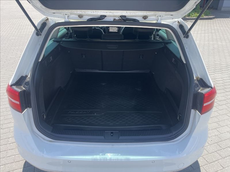 Volkswagen Passat 2,0 TDI 140kW BMT 4MOT DSG Hig - fotka 9 z 42