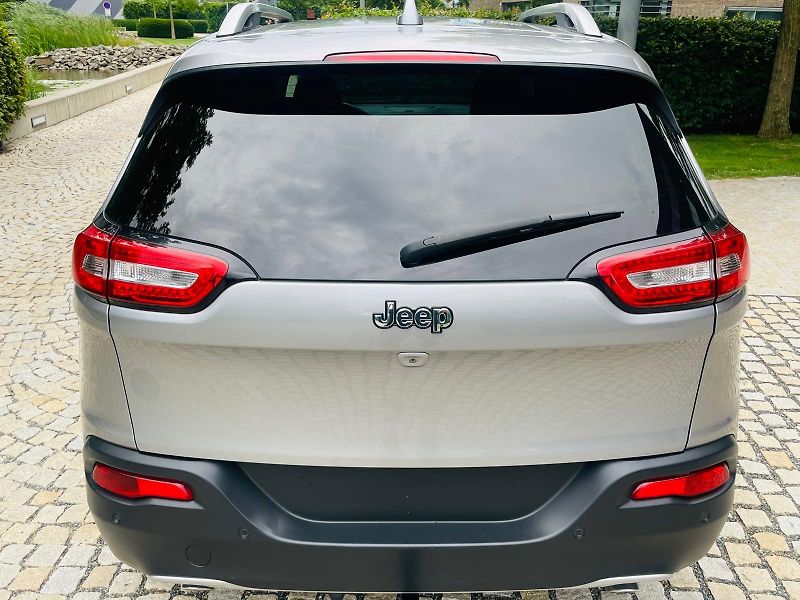 Jeep Cherokee 2.0D 4x4 AUT KAMERA TAŽNÉ LED - fotka 15 z 50