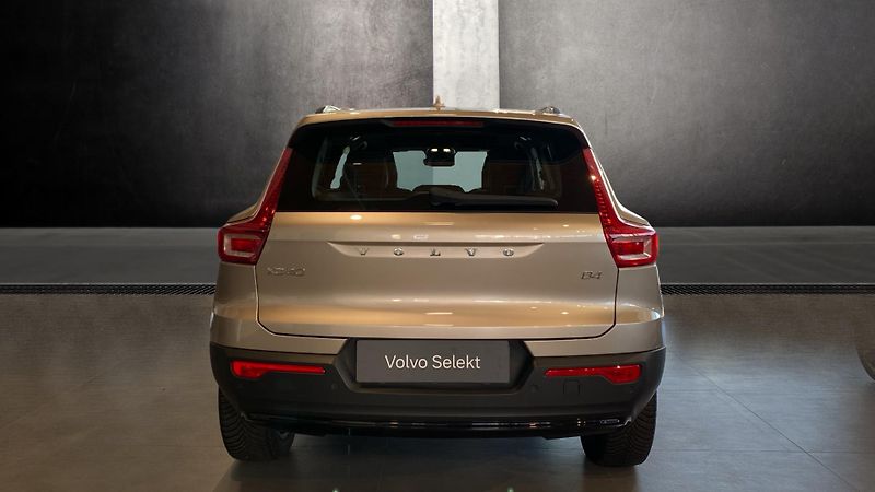 Volvo XC40 ULTIMATE DARK, B4 FWD, 145+10 - fotka 4 z 37