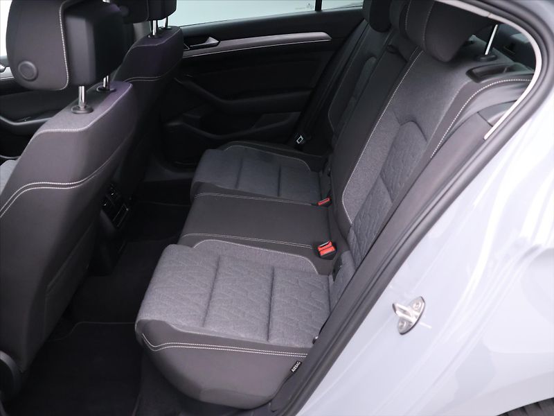 Volkswagen Passat 1,5 TSI DSG Business CZ DPH - fotka 11 z 30