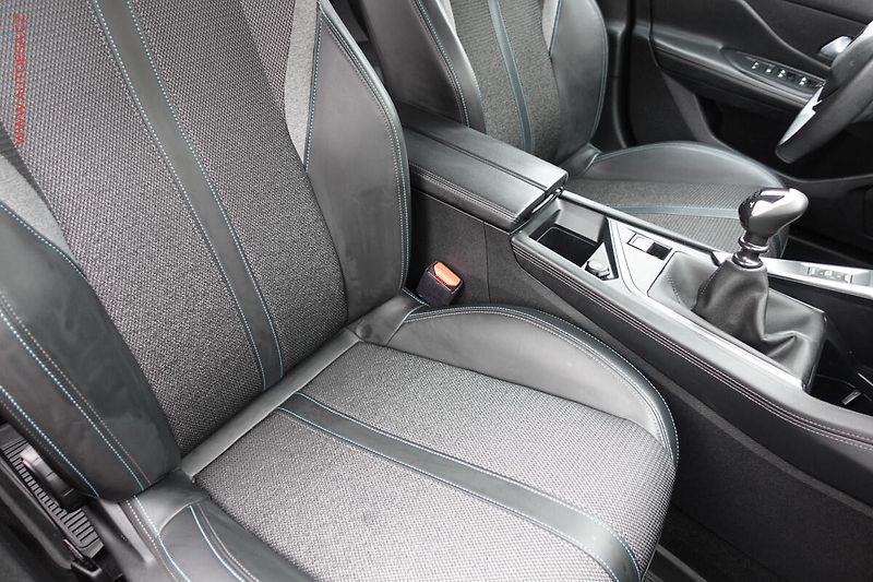 Peugeot 308 (2022) 1.2PT, ČR, Allure - fotka 11 z 21