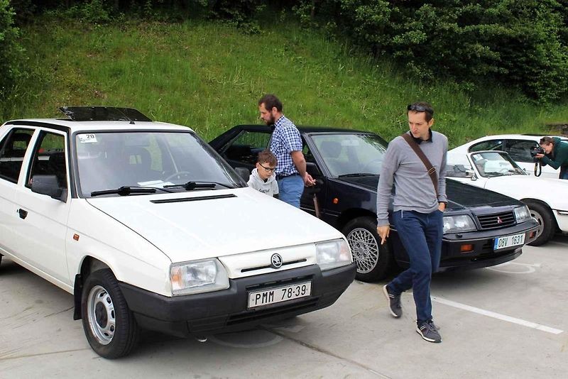 Na Centrální parkoviště P1 ve Skiareálu Ještěd se sjelo přes sedm desítek účastníků.