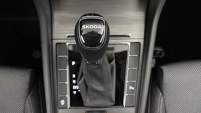 Škoda Superb 2.0 TDI DSG Style Combi - fotka 23 z 27