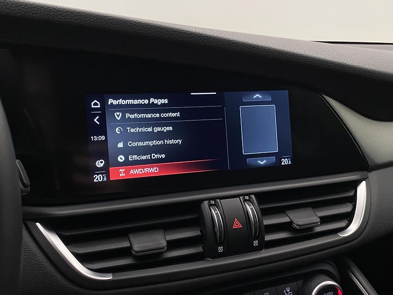 Alfa Romeo Giulia 2.0T VELOCE Q4 AUT  - fotka 49 z 56