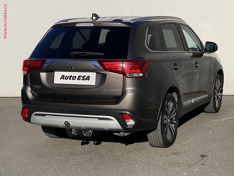 Mitsubishi Outlander (2019) 2.0MiVEC, AT, +ALU, navi, TZ - fotka 4 z 17