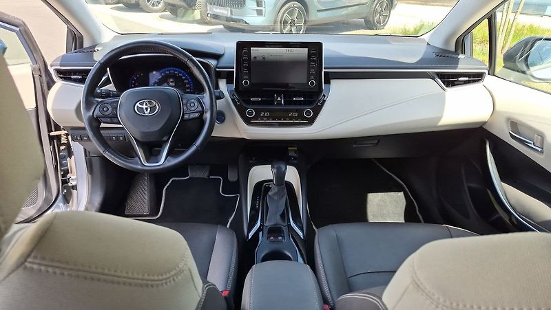 Toyota Corolla Executive 1.8 Hybrid - fotka 12 z 25