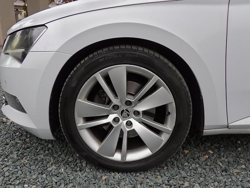 Škoda Superb 2.0TDI DSG 4x4 Style ČR DPH - fotka 30 z 32