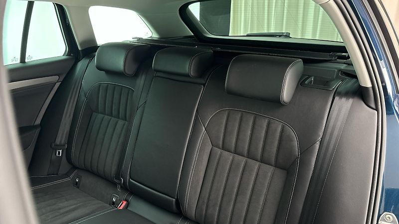 Škoda Superb 2.0 TDI DSG 4x4 Style Combi - fotka 16 z 31