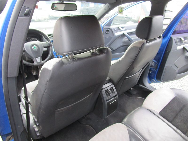 Škoda Octavia Combi 2.0TDi RS, aut. Klima - fotka 25 z 40