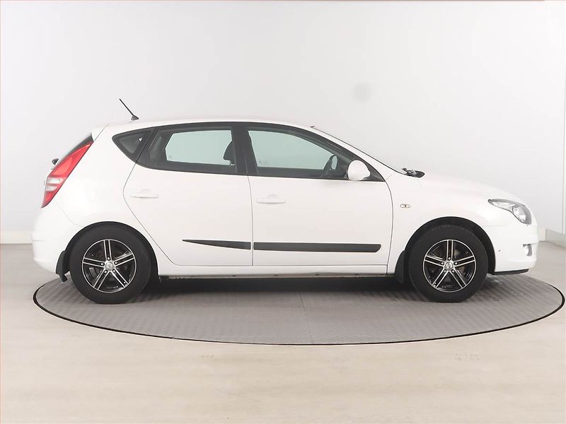 Hyundai i30 (2009) 1.4 CVVT, po STK, rezervace - fotka 6 z 15