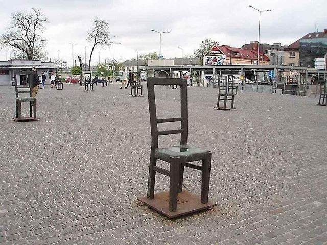 Židle symbolizují majetek, který museli Židé zanechat při opuštění svých domovů, a prázdná místa, která po nich zůstala.