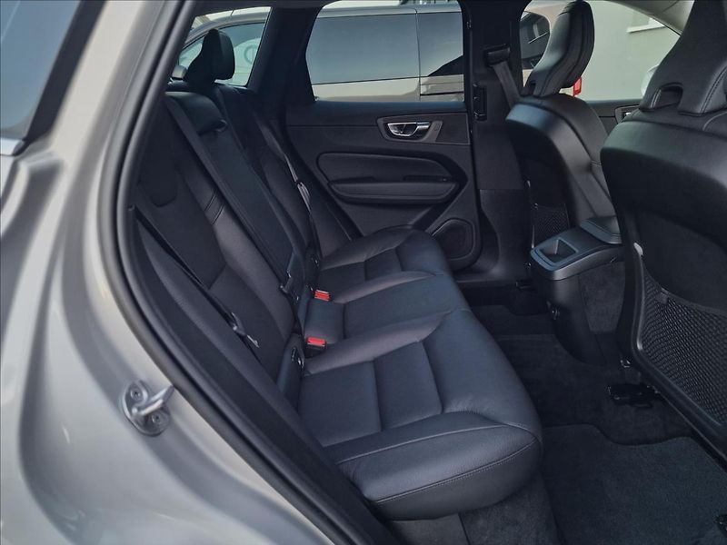 Volvo XC60 B5 AWD Momentum Pro,ČR,1.Maj. - fotka 15 z 50
