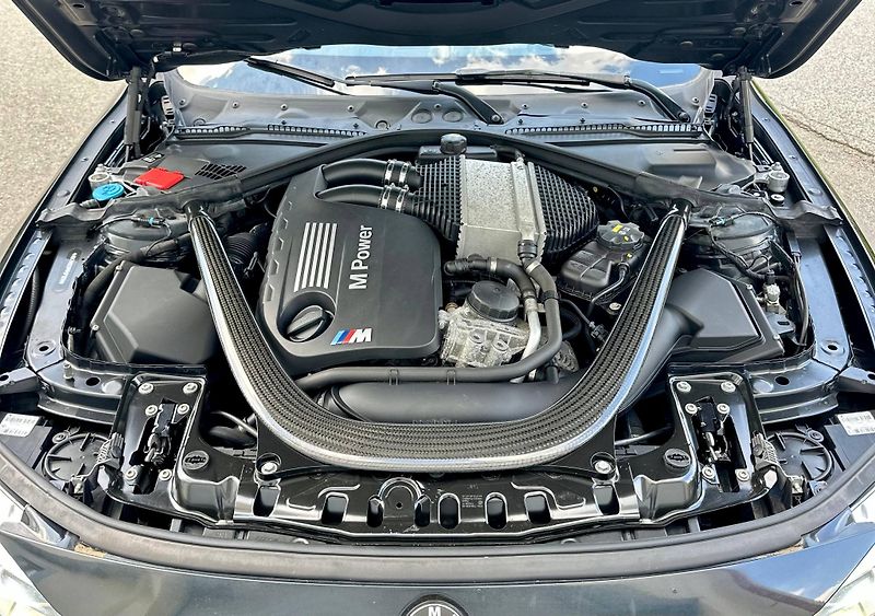 BMW M4 (2017) F83 3.0 317 KW 101TKM MANUAL  - fotka 12 z 35