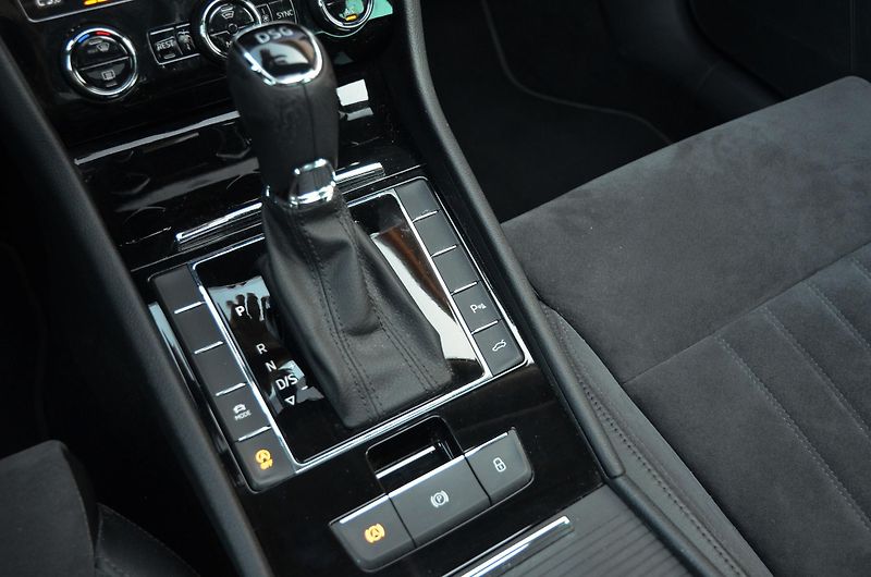 Škoda Superb (2017) 1.8 TSi DSG STYLE / ČR / PANO - fotka 32 z 46