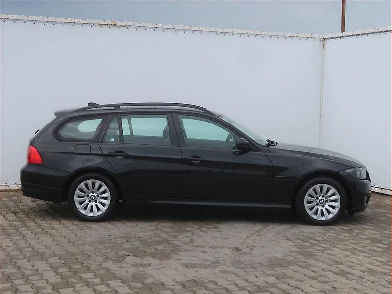 BMW Řada 3 (2009) 320 i, Automat, Navi, Xenony - fotka 6 z 14