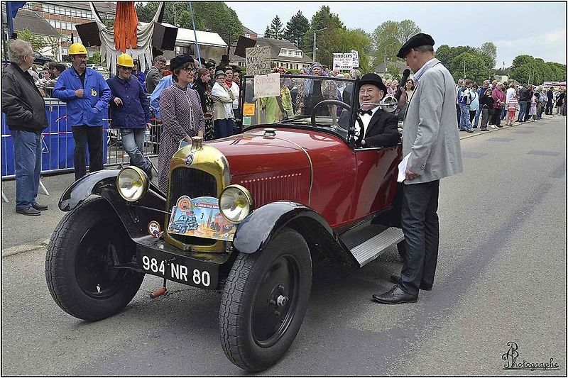 Před 100 lety francouzská automobilka začala výrobu třímístného vozu s dvěma sedadly vpředu a jedním umístěným uprostřed vzadu. Podle tvaru rozmístění sedaček se mu začalo říkat jetelíček nebo trojlístek, francouzsky Tréfle. Foto: Wikimedia Commons, Lione