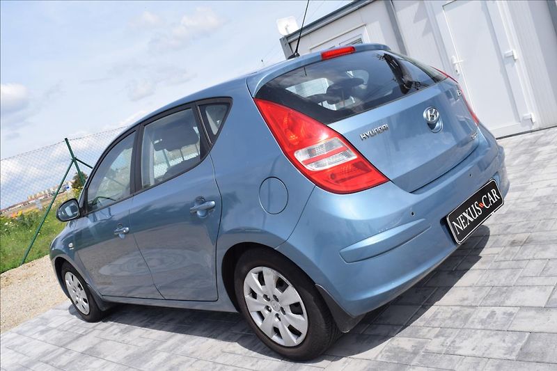 Hyundai i30 1,6 CRDi 66KW COMFORT+ 2XKOLA - fotka 7 z 42