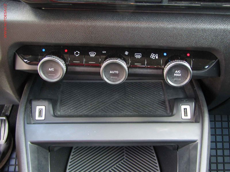 Citroën C4 (2021) 1.2 PT, ČR, servis.kniha, LED - fotka 14 z 22