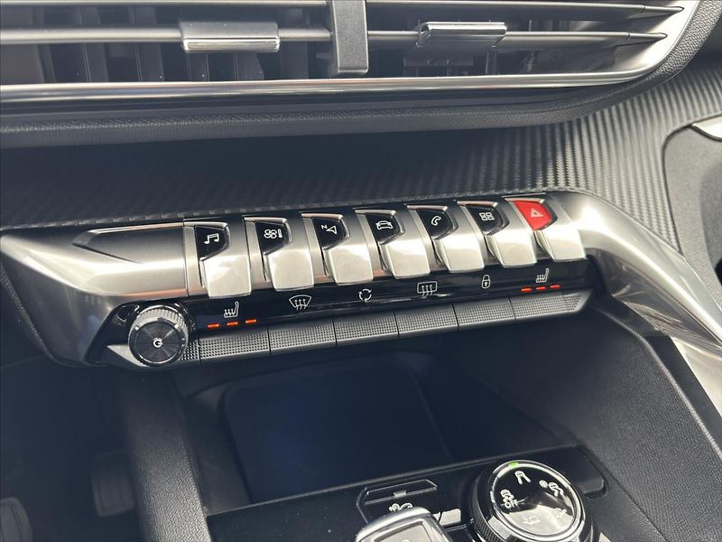 Peugeot 3008 1,2 PT AT 1.ČR PLNÝ SERVIS - fotka 25 z 37