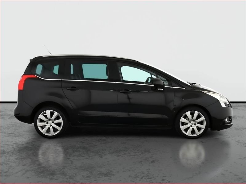 Peugeot 5008 (2011) 2.0 HDI, Navi, Xenony - fotka 6 z 16