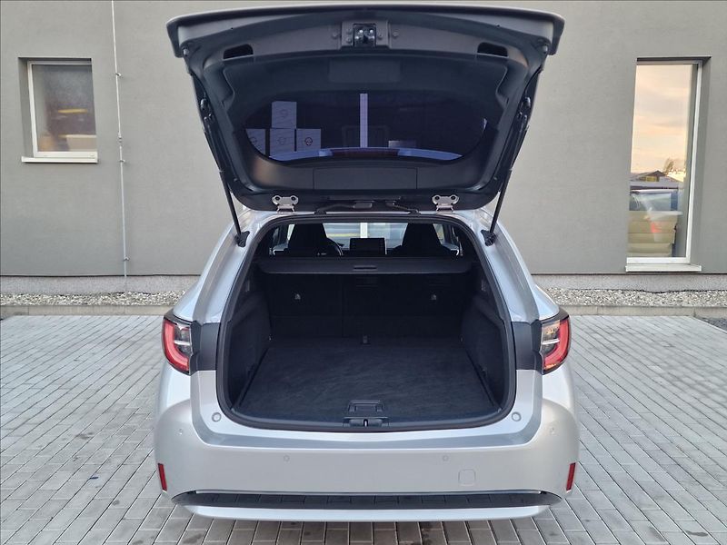 Toyota Corolla 1.8 Hybrid Comfort,ČR ,1.Maj. - fotka 38 z 48