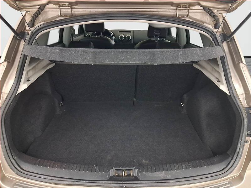 Nissan Qashqai (2013) 1.6, Tempomat, Park. senzory - fotka 13 z 15